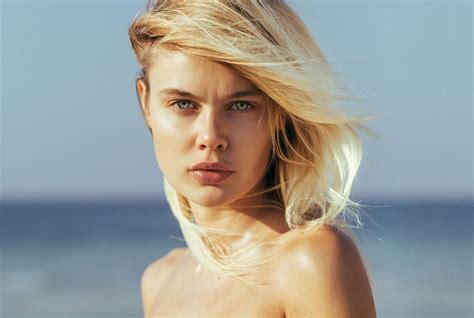 Voilà pourquoi beaucoup moins de femmes pratiquent le seins nus à la plage