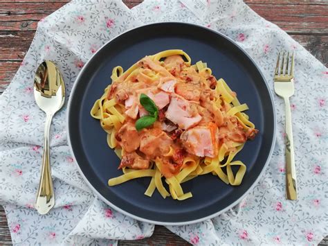 Lachs -Pasta mit Tomaten -Sahnesauce