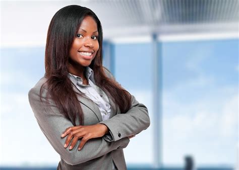 Femme Daffaires Noire Souriante Dans Son Bureau Photo Premium