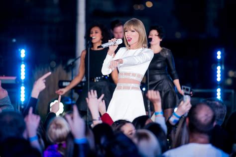 Taylor Swift At 1989 Album Secret Session Rooftop Party With