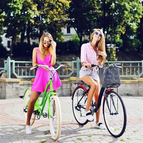 deux filles sexy sur bicyclettes verticale extérieure de mode photo stock image du vélo