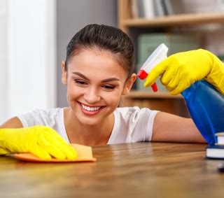 Hierbei geben sie heißes wasser in eine kleine schale und fügen 1 bis 2 teelöffel waschpulver hinzu. Flecken entfernen › Hausmittel | Haushaltstipps | Ratgeber