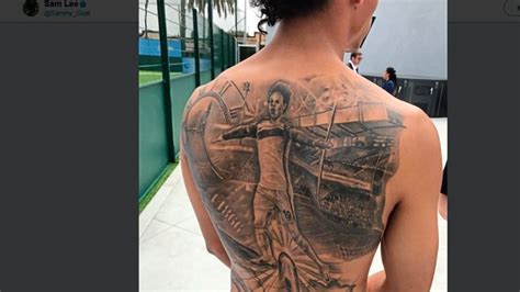 Die rückseite des jungen fußballspielers hat eine tätowierung, die den deutschen spieler selbst zeigt. Es zeigt: ihn selbst: Leroy Sané mit gigantischem Rückentattoo