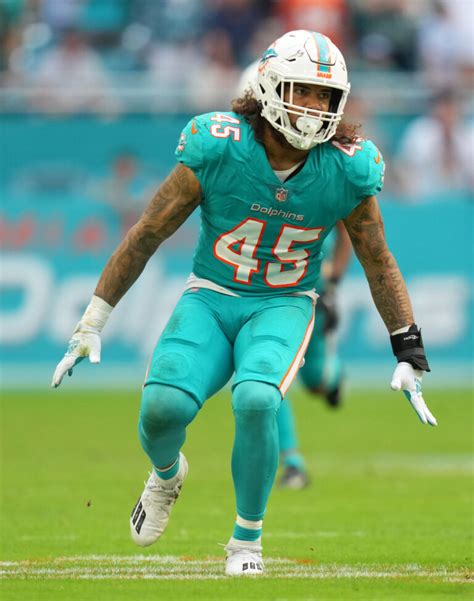 Dolphins Re Signing Lb Duke Riley