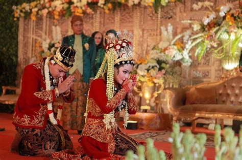 Busana rarra dan umma terdiri dari satu set gamis atau tunik dengan hijab. " SANGGAR NUSANTARA DOT COM " | Jakarta: PENGANTIN MADURA ...