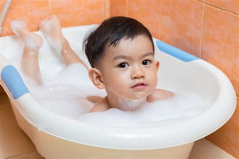 Niño Bañándose En La Bañera Descargar Fotos Premium