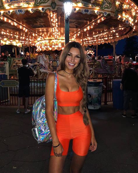 Su hermana es la popular personalidad de instagram, chloe rioux. Παραπολιτικά | Η Elisabeth Rioux έχει τους καλύτερους γλουτούς στο Instagram