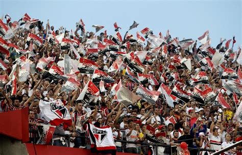 No dia 27 de janeiro de 1930, às 14 horas, foi assinada a ata de fundação do são paulo futebol clube, no número 28 da praça da república, 4 nascido da união entre a associação atlética das palmeiras e o club athlético paulistano, ficando como data magna do clube o dia 25 de janeiro de 1930, 5 dia e mês de preferência de seus fundadores por se tratar da data em que foi fundada. Semideuses: A Saga: São Paulo Futebol Clube