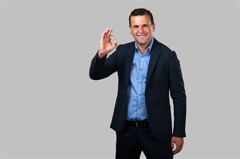 Tino de rans entra numa lista que já tem sete nomes (andré ventura, tiago mayan gonçalves, bruno fialho, marisa matias, ana gomes, orlando cruz e carla bastos) e uma promessa. Sessão fotográfica com Tino de Rans | João Azevedo