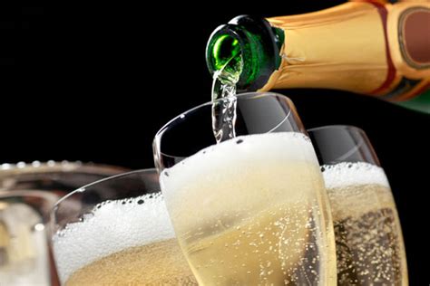 A delicious champagne drink with a nice little kick. Champagne, an essential drink at Christmas dinners ...