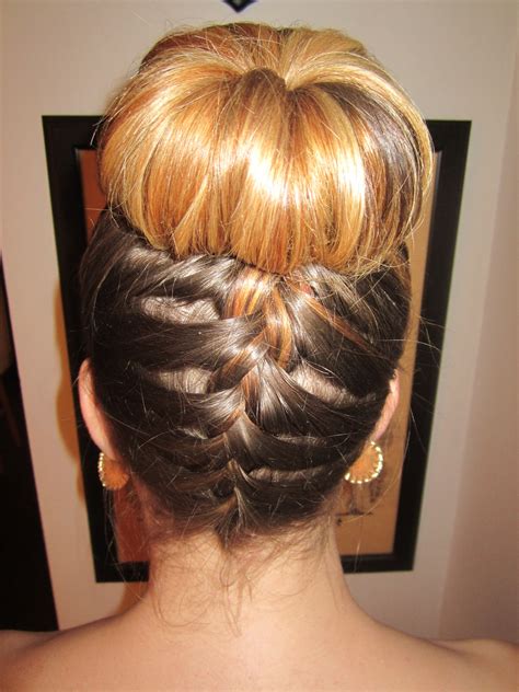 I tot short hair cudnt do any lovely bun! Weddings and Sock Buns