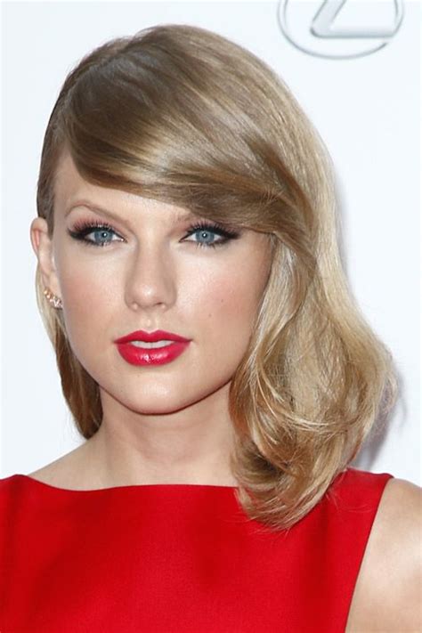 Taylor Swifts Hairstyles And Hair Colors Steal Her Style Taylor Swift Hair Color Taylor