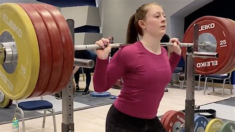 Weightlifter Olivia Reeves 71kg Squats 200 Kilogram 440 9 Pound Pr In Training Barbend