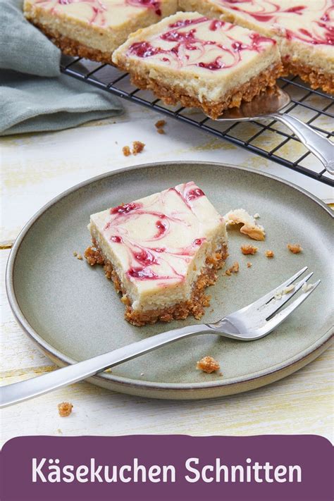 Beliebte zutaten sind etwa cremiger frischkäse, joghurt, sahne oder quark, meist auf einem krümeligen keksboden und verfeinert mit sommerlichen früchten der saison. Schnelle Käsekuchen-Schnitten | Rezept in 2020 | Kuchen ...