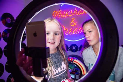 Iowas First Instagram Selfie Museum Captures Fans In Des Moines