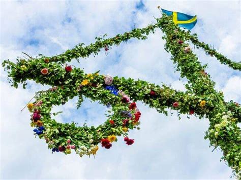 Want to discover art related to midsommarstång? Midsommarstång - Katteviks Samfällighetsförening