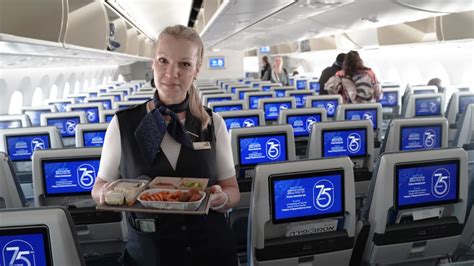 مضيفة طيران تكشف 3 أشياء تأكلها المضيفات في الطائرة ولماذا هي بالتحديد