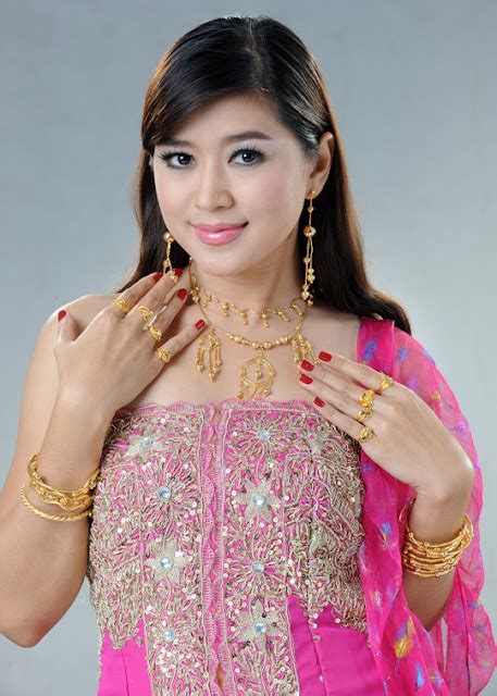 Myanmar Famous Actress Eaindra Kyaw Zins Beautiful Fashion