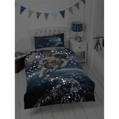 Super soft for a cosy bedtime, this cuddly blanket not only keeps you toasty but glows in the dark too! Kids Glow in the Dark Single Duvet Set - Space Walker ...