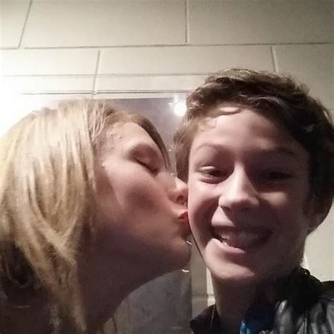 8 Epic Photos Of Taylor Swift Kissing Fans J 14