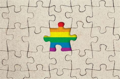 De regenboogvlag is gemaakt van een zware kwaliteit poleyster en heeft metalen de regenboogvlag is 90 x 150 cm. Liefde en trots met vlag in regenboogkleuren | Gratis Foto