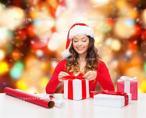 Smiling Woman In Santa Helper Hat Packing Tsの写真素材 110491951 イメージマート
