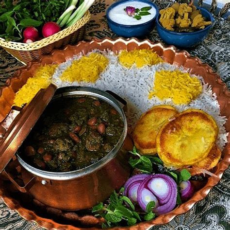 از ترکیب سوسیس با انواع سبزیجات، گوشت، پنیر و ادویه ها می‌توان غذاهایی با طعم و ظاهر متفاوت درست کرد که به عنوان غذای اصلی، پیش غذا یا میان وعده مورد استفاده قرار می گیرند. طرز تهیه قرمه سبزی :‌ کدبانوی خانه‌ خود باشید! - دیجی فود