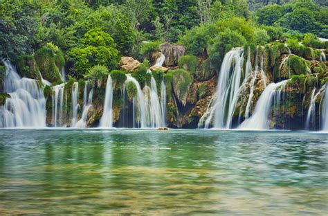 13 Breathtakingly Beautiful Waterfalls Around the World