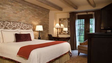 The cave tours typically last for about 70 minutes with two kinds of tours on offer. Hotels in San Antonio Texas Guest Rooms | Omni Hotel