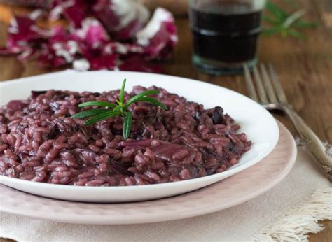 Rosolate la cipolla finemente tritata in alcuni cucchiai d'olio e, non appena sarà diventata trasparente, versate il riso e mescolatelo per alcuni istanti nel condimento. Risotto al radicchio e vino rosso. Primo piatto semplice e ...