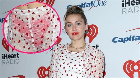 Outfit Fail Auf Red Carpet Miley Cyrus Zeigt Roten Slip Promiflashde