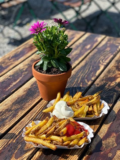 Gans am Wasser - Pommes, Kuchen & Drinks im Westpark München genießen