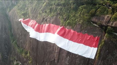 Bukit bendera resort is feeling excited at bukit bendera resort. Bendera Raksasa Terbentang, Para Pendaki Menyanyikan Lagu ...