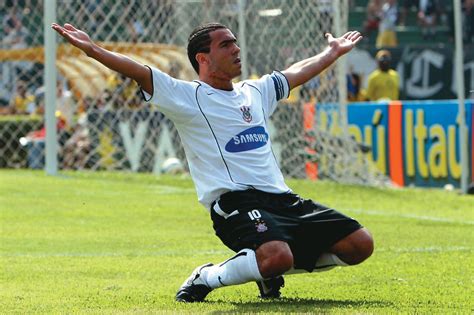 Há 14 anos, Carlitos Tevez estreava pelo Corinthians