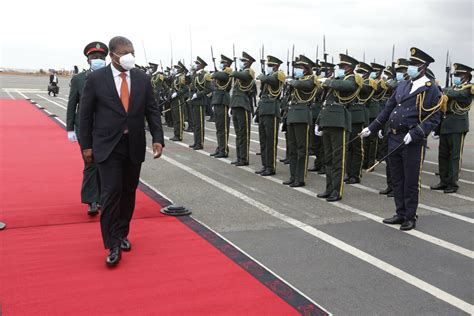 Angola “mais De 12 Mil Funcionários” Da Casa De Segurança Do Presidente Sem Salário Há Quatro