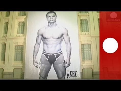 Cristiano Ronaldo Pose En Cale On Pour Pr Senter Sa Nouvelle Ligne De Sous V Tements Youtube