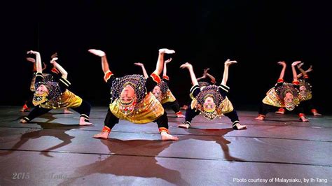 As regards the dances of malaysia, there are many traditional dance forms which are still very much liked and performed in the country. 6 unique traditional dances you can try this Malaysia Day