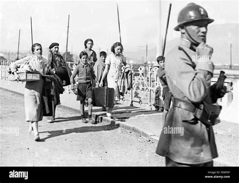 Spanish Refugees Cross The French Border 1936 Stock Photo Alamy