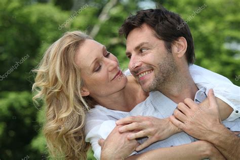 Mulher Loira Abraçando O Homem Por Trás — Fotografias De Stock © Photography33 9315959