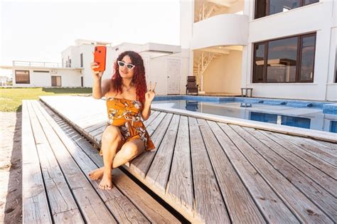 Premium Photo Woman Taking A Selfie Behind A Pool