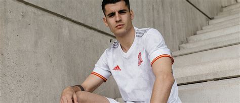 La nazionale spagnola deve fare i conti con l'emergenza coronavirus a tre giorni dall'inizio degli europei: Seconda maglia Spagna per gli Europei 2021 firmata Adidas