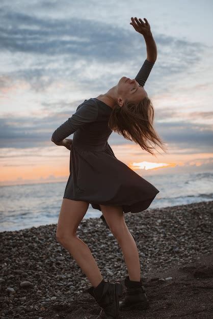 Premium Photo Woman Dances On The Seashore At Sunset Psychology Of Soul And Body Dance Grace