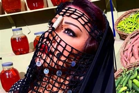 Jun 11, 2021 · اقترب كليب أوعدك للفنانة سمية الخشاب وعمر كمال، من تخطى حاجز الـ3 ملايين مشاهدة على موقع يوتيوب، وذلك بعد يومين من طرحه. فاتنة الـ 60 عاما.. سمية الخشاب بالبرقع في أحدث ظهور: أنا ...