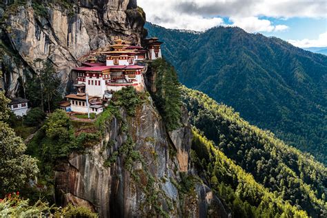 Die dzong sind beeindruckende anlagen, wo die regionale verwaltung sitzt hat, immer aber auch ein kloster integriert ist. Taktshang - Das Tigernest Kloster in Bhutan