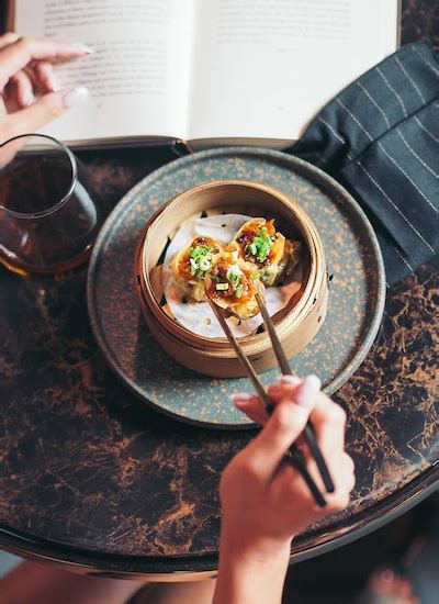 Buiten een onbedekt terras met kleine stoeltjes en een groot. Bar Review: Eliza - Singapore's Newest Holisitic Nightclub ...