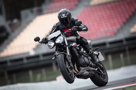 Légère, rapide, fun et agile. A racetrack wheelie on the Triumph Street Triple RS ...