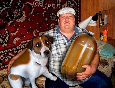 Мужик с батоном и собакой что за мем и фотожабы