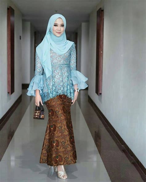 from @siskahelen  Bridesmaid in blue 💙💙💙 Kebaya Hijab, Kebaya Brokat