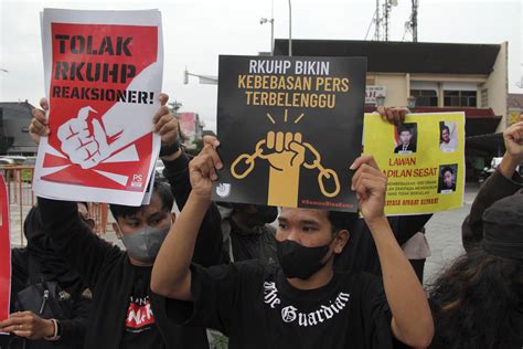 Indonesias Parliament Votes To Ban Extramarital Sex By Citizens And