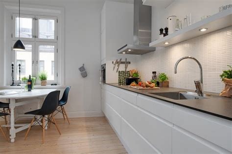 En este artículo te contamos algunas de las ventajas de usar el blanco, además de los materiales más interesantes. Cocinas blancas y negras. Cocinas blancas modernas.